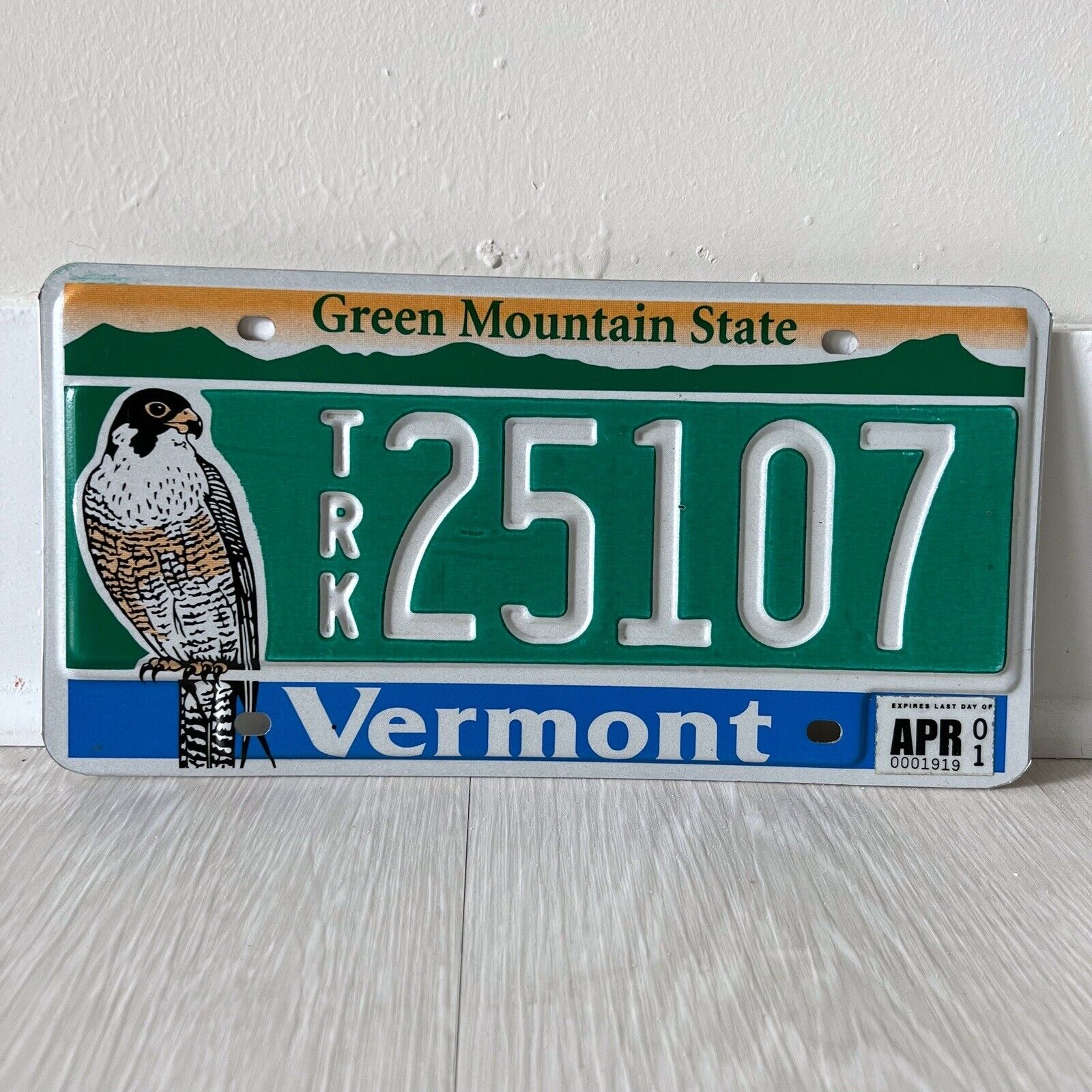 Vintage 2001 Vermont Truck License Plate Peregrine Falcon Bird Green Mountain