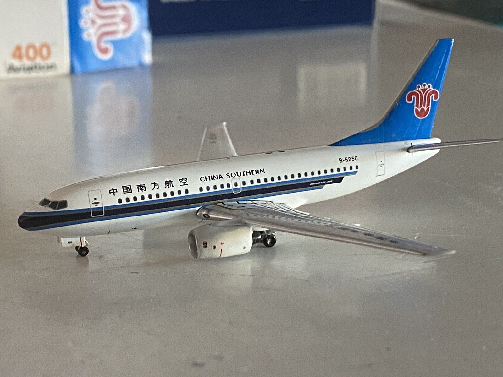 Aviation400 China Southern Airlines Boeing 737-700 1:400 B-5250 AV4737001