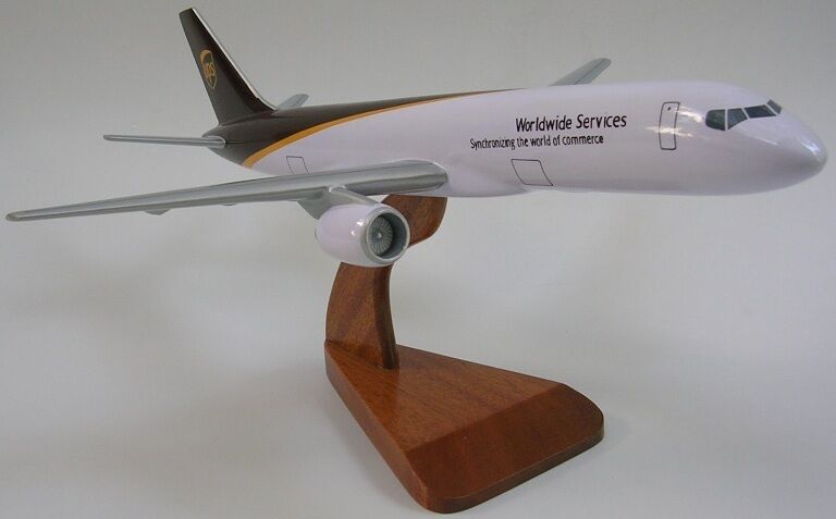 Boeing B-757 United Parcel UPS B757 Airlane Desktop Kiln Dry Wood Model Regular 