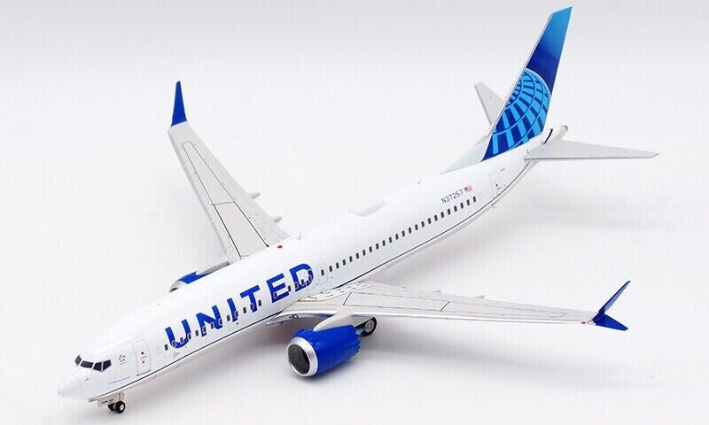 1:200 INF200 United Airlines Boeing 737-8 MAX N37257 with stand
