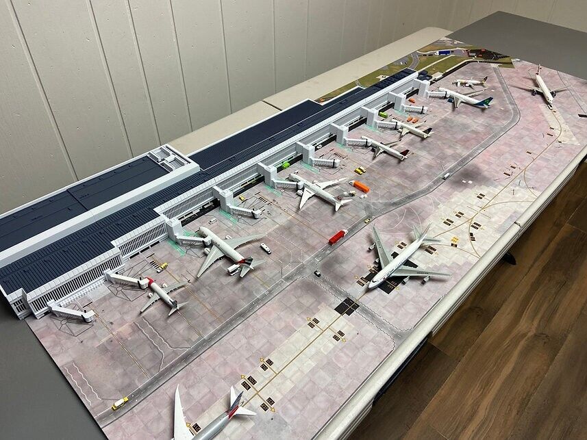 1/400 Scale Manchester Terminal 2 Concourse Model Airport / Ground Mat