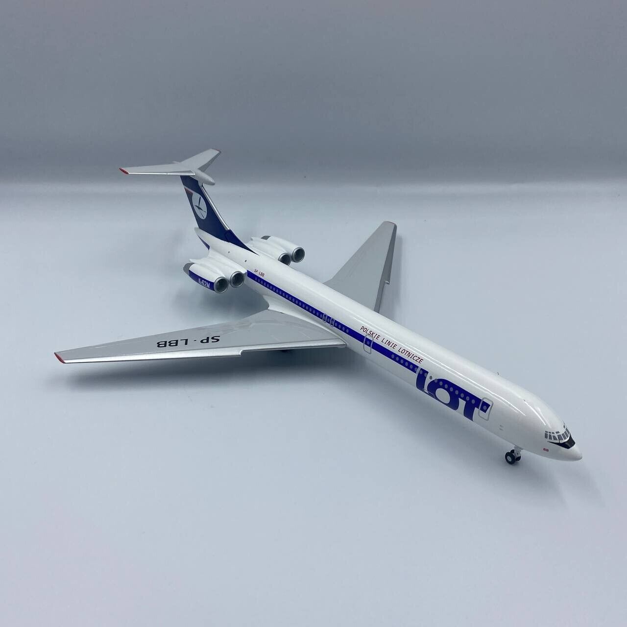 Aircraft model: Ilyushin LOT IL-62 Polish Airlines SP- LBB scale 1/200