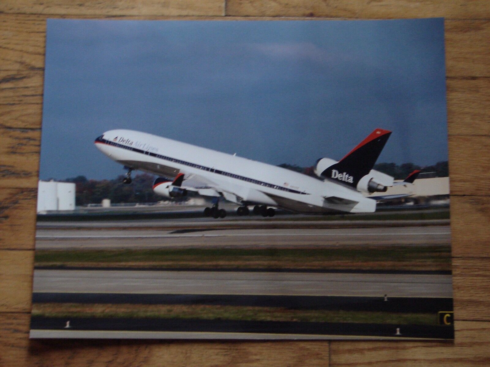 DELTA - LARGE PHOTO -  DELTA  MD 11 - ON TAKE OFF - 20 X 16