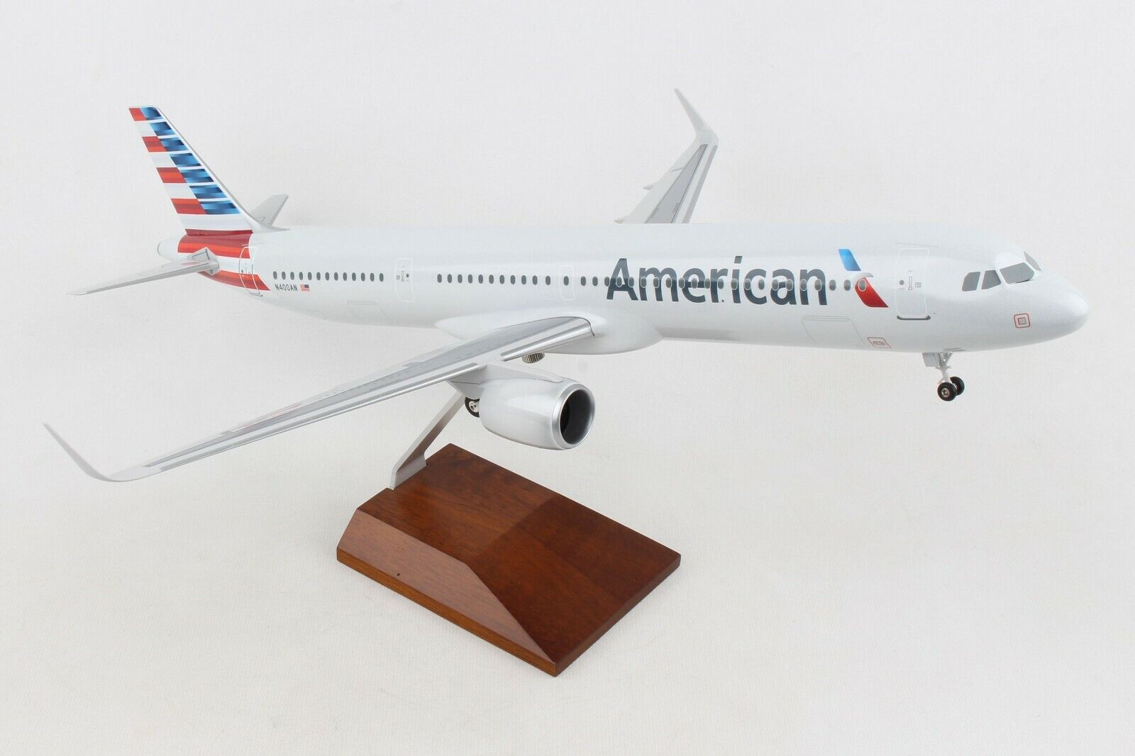 Skymarks SKR8422 American Airlines Airbus A321neo Desk Top Model 1/100 Airplane