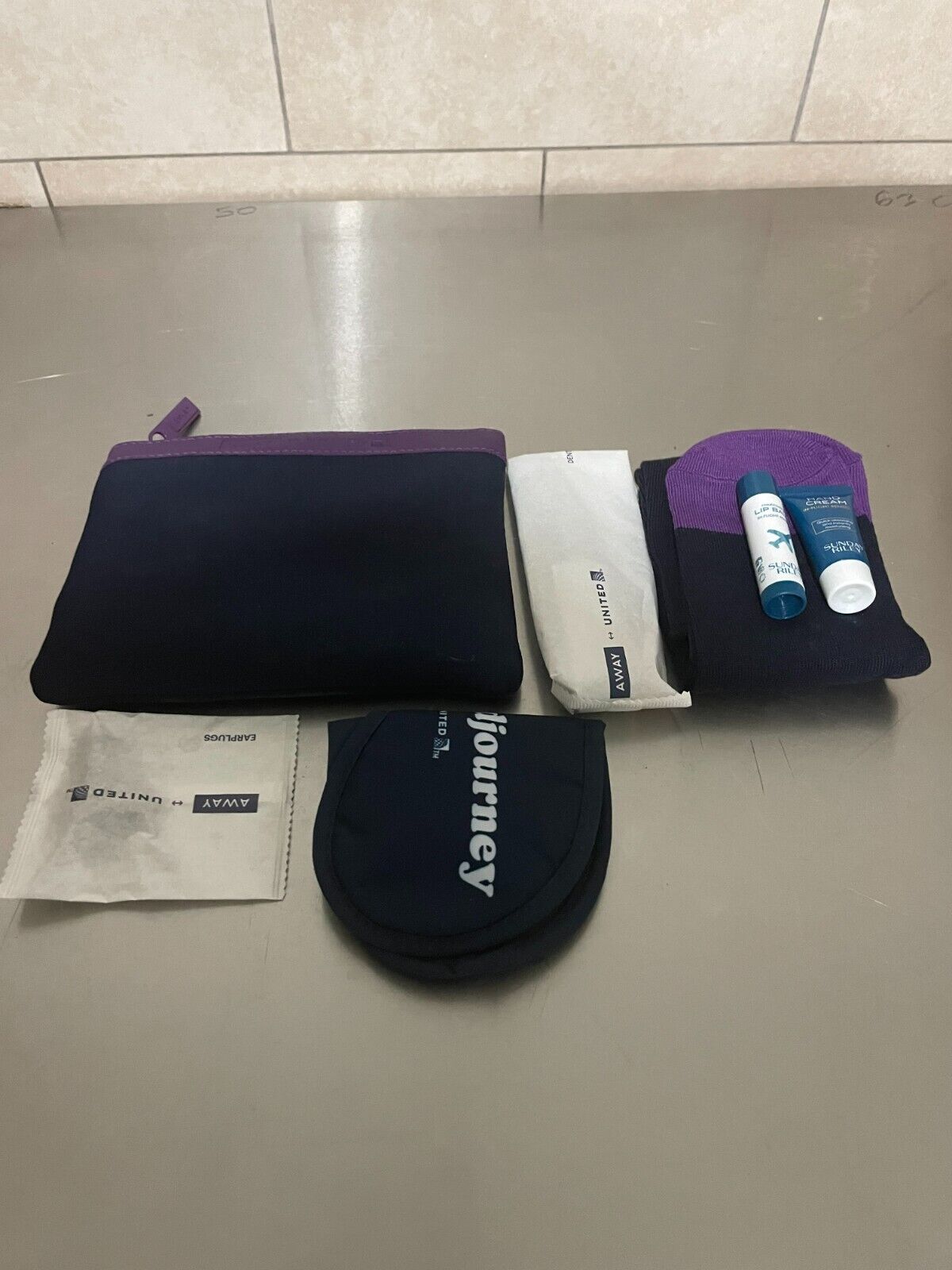 [UNITED AIRLINES] [UA] Business Class Away Amenity Zippered Kit, As pictured