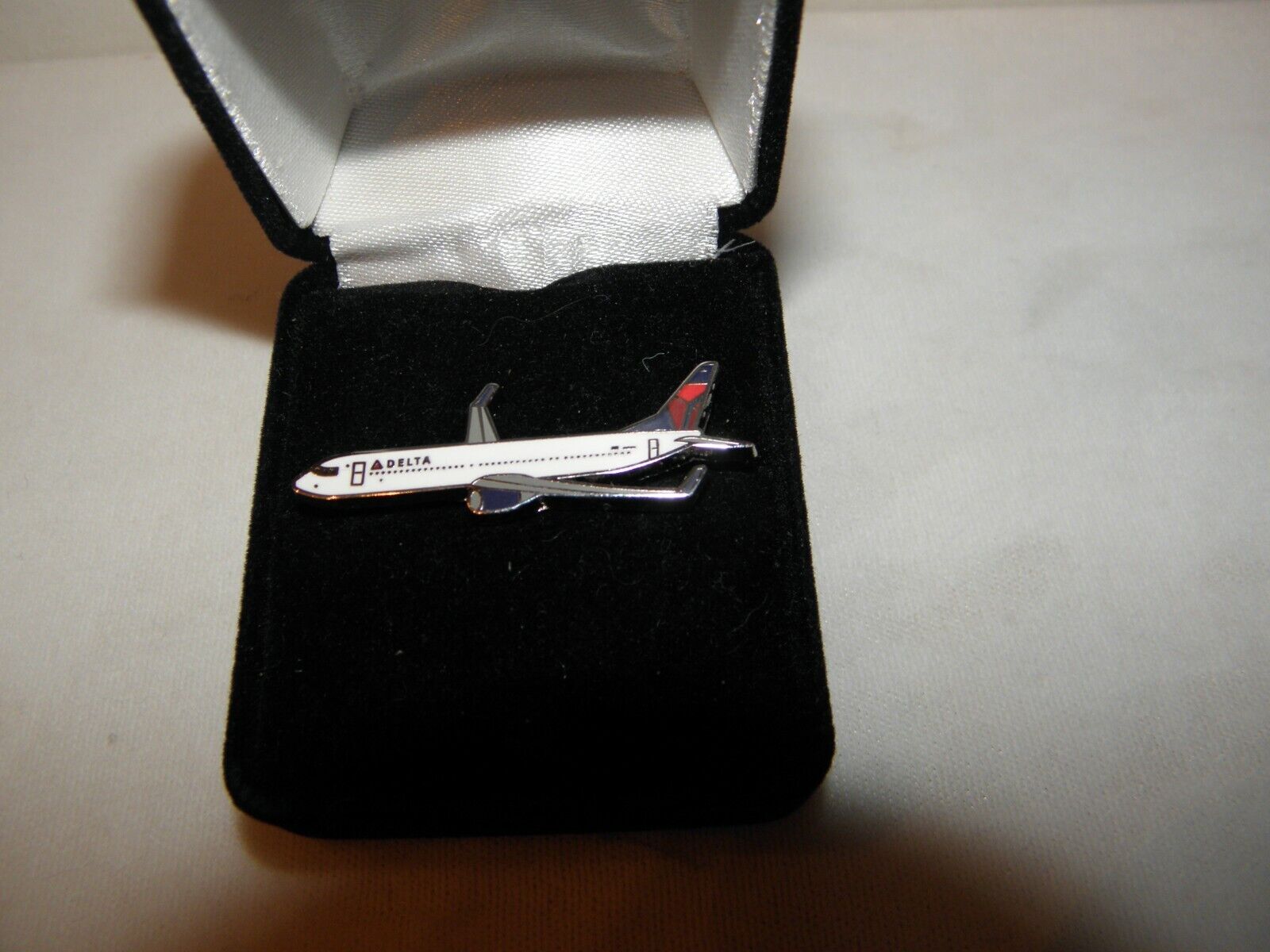 DELTA AIRLINES BOEING 737 AIRPLANE LAPEL TACK PIN PILOT F/A CHRISTMAS GIFT NEW