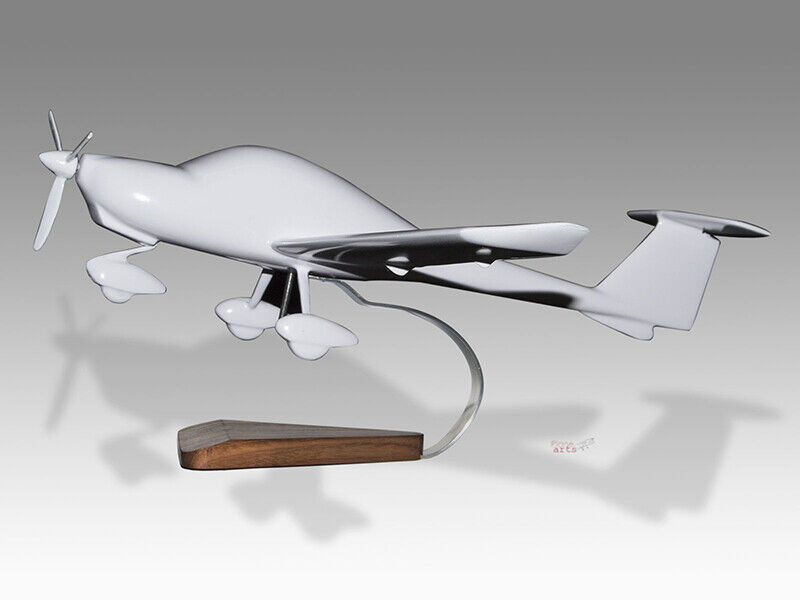 Diamond DA40 Solid Wood Model painted in your own choice of livery or markings