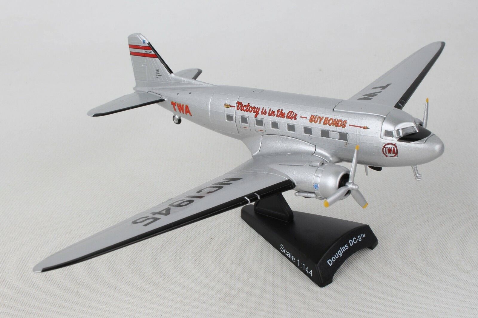 POSTAGE STAMP PS5559-4 TRANS WORLD AIRLINES DC-3 1:144 SCALE DIECAST METAL MODEL