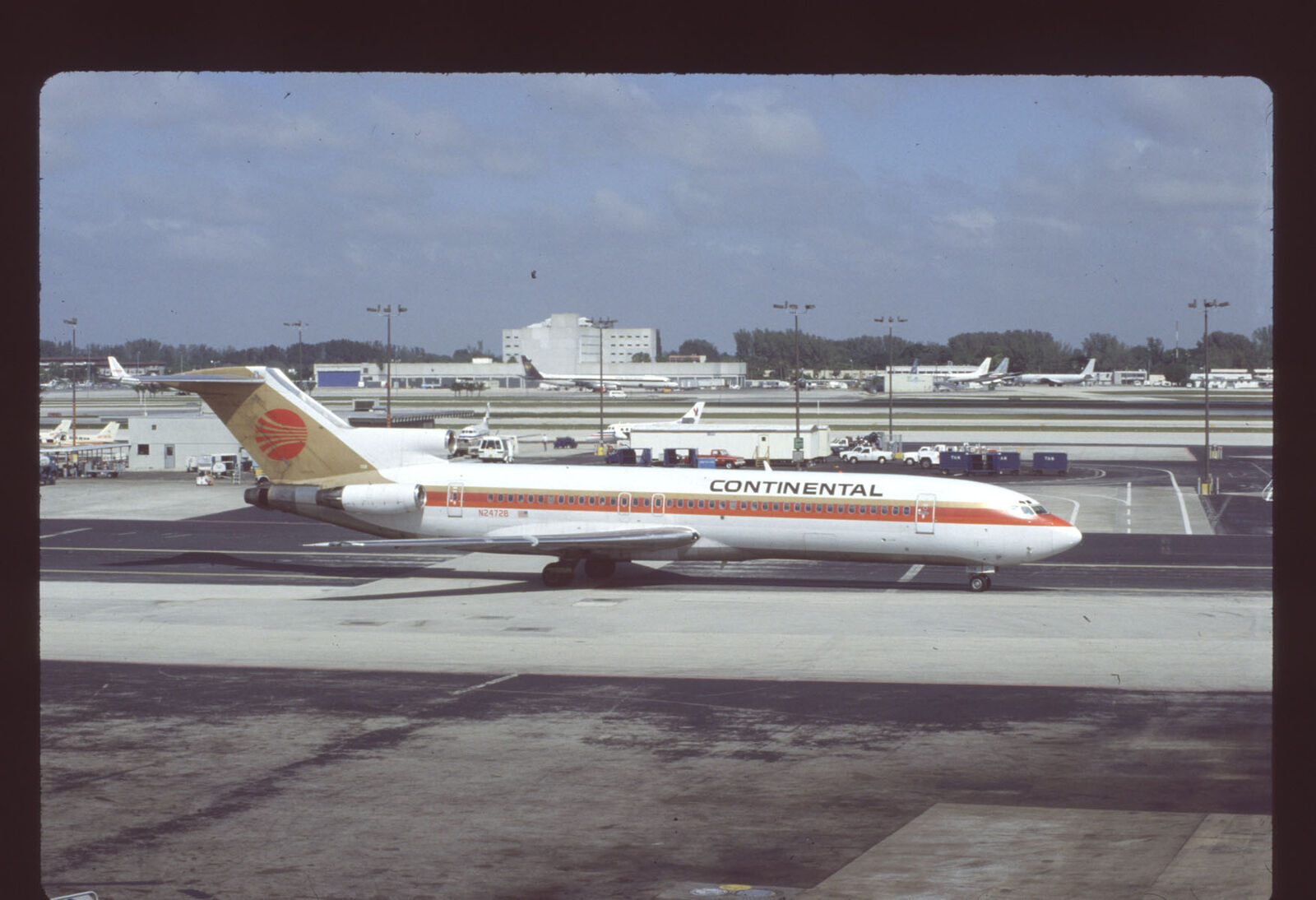 Orig 35mm airline slide Continental Airlines 727-200 N24728 [3122]