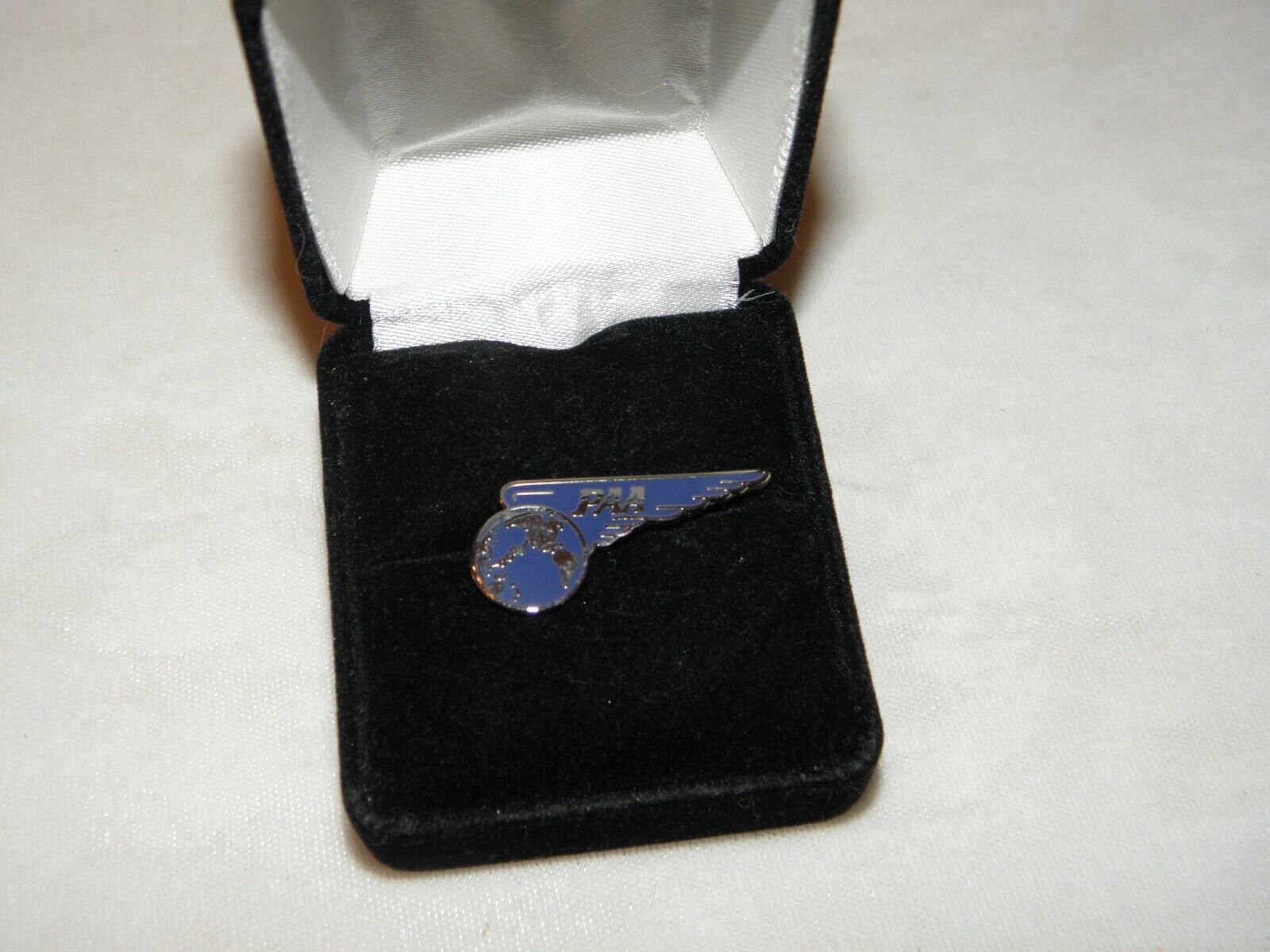PAN AM AIRLINE PIN PACIFIC REGION GOLDTONE WING PILOT GIFT