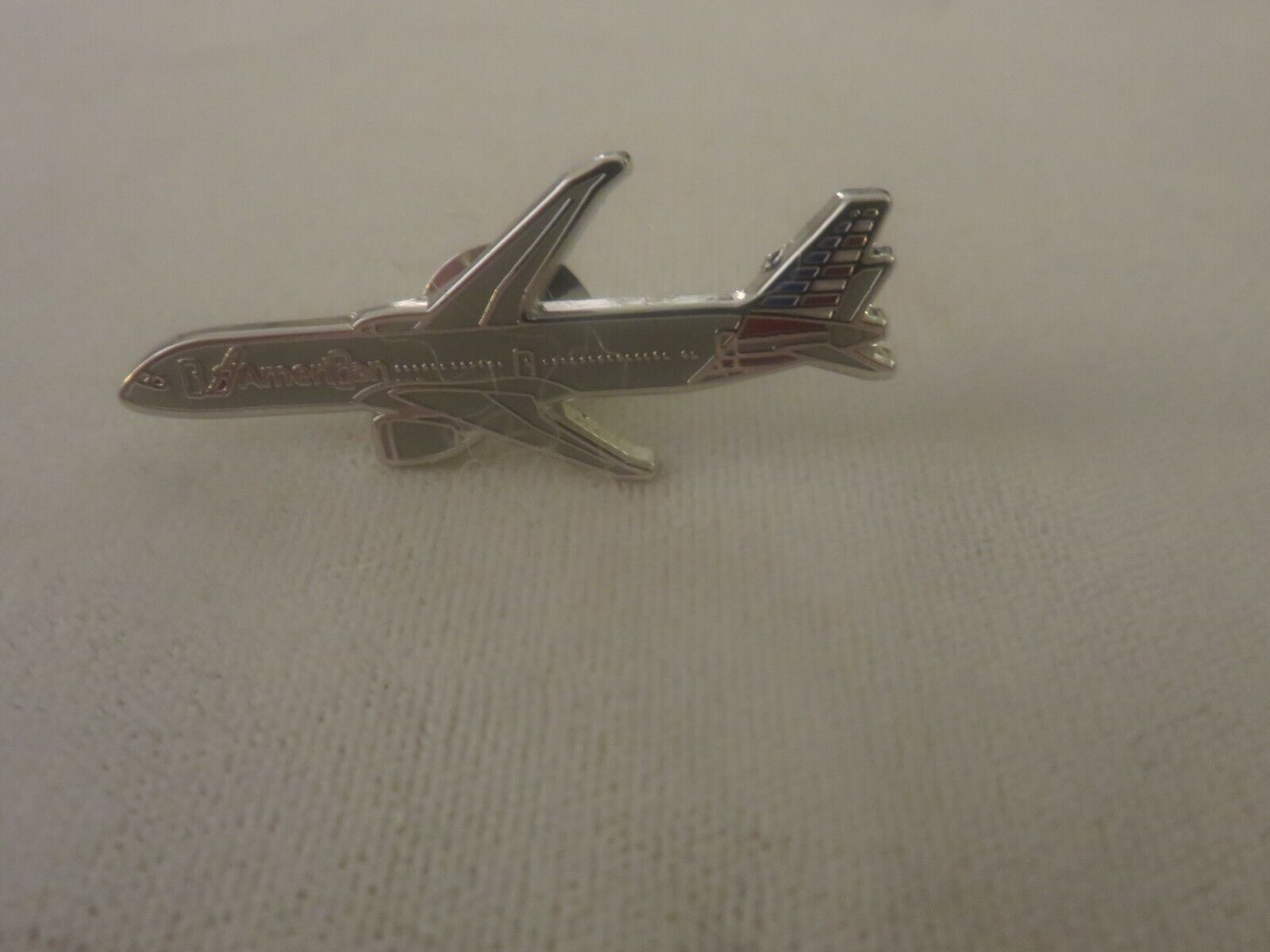 AMERICAN AIRLINES BOEING 787 AIRPLANE LAPEL TACK PIN AA PILOT GIFT COLLECTIBLE