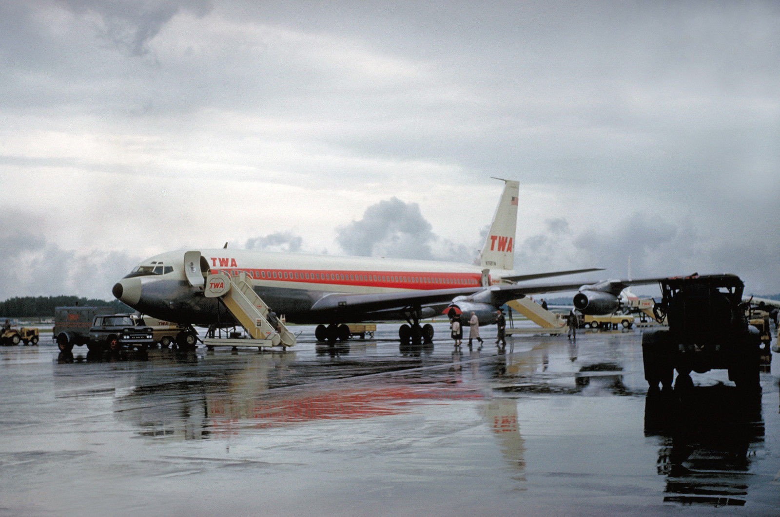 TWA Boeing 707  ((16\