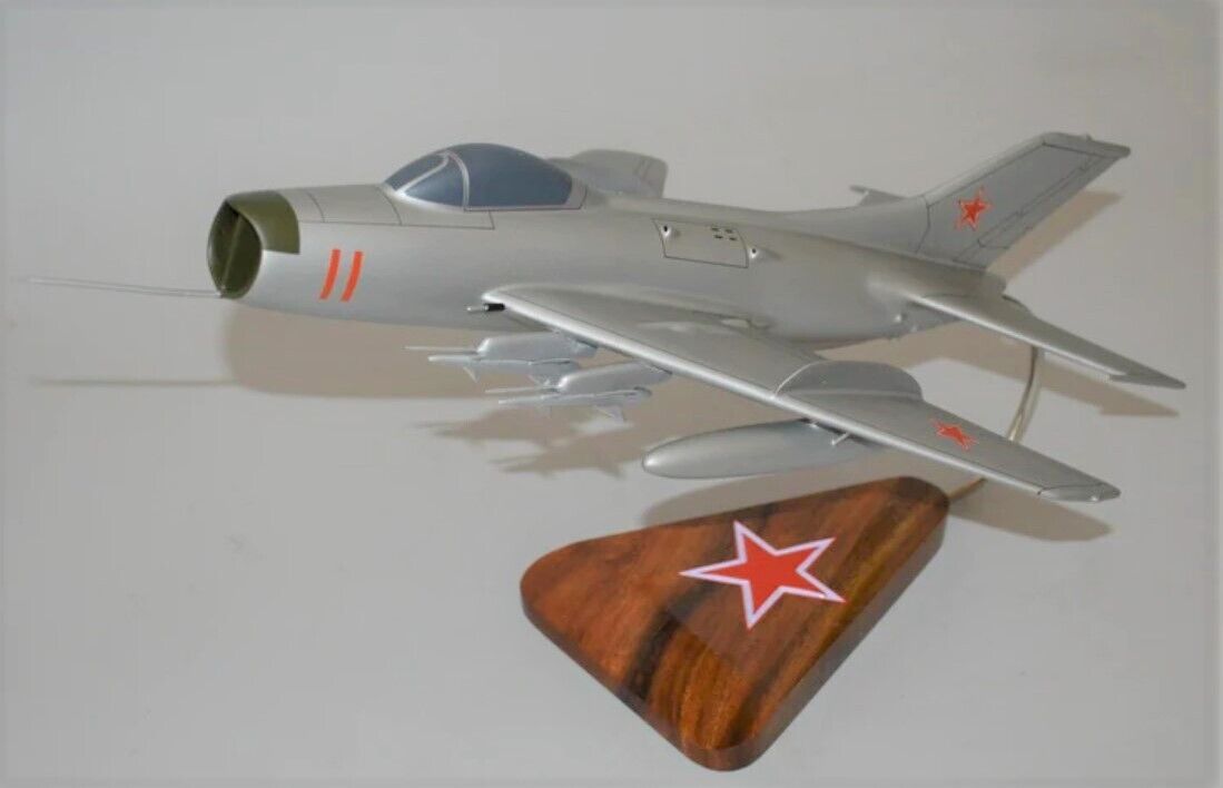 Soviet Union Russia Mikoyan-Gurevich MiG-19 Farmer Desk 1/32 Model SC Airplane