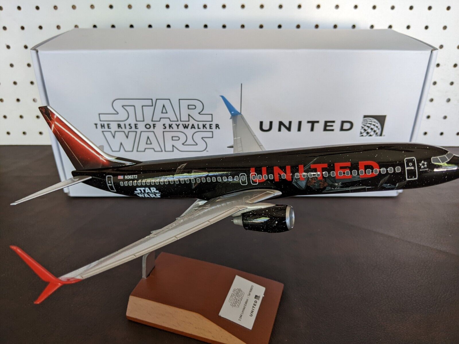 United Airlines B737-800 Rise of Skywalker Livery PACMIN 1/144 Limited Figure