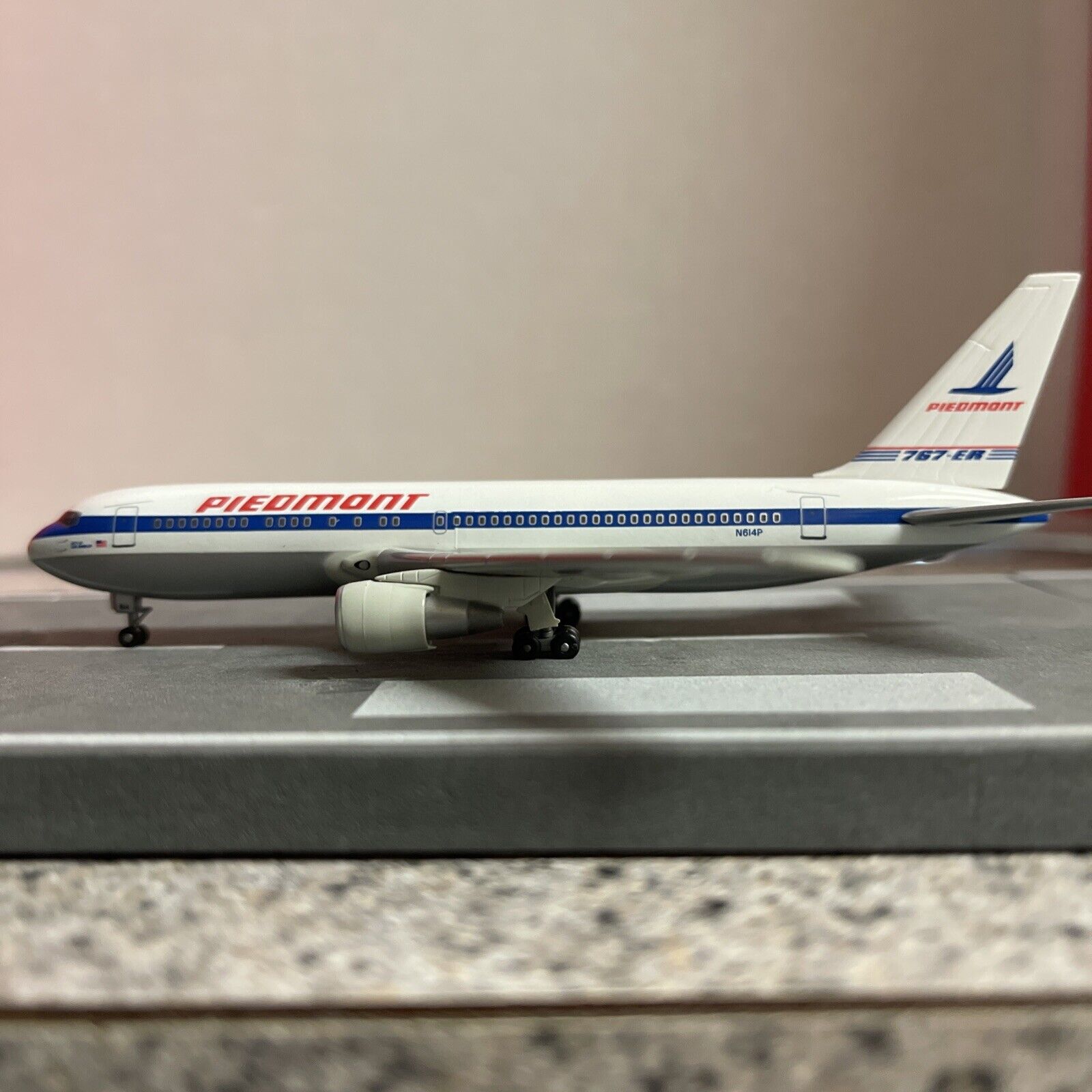 Jet-X 1:400 scale diecast model Piedmont B767-2ER Commercial Airliner N614P