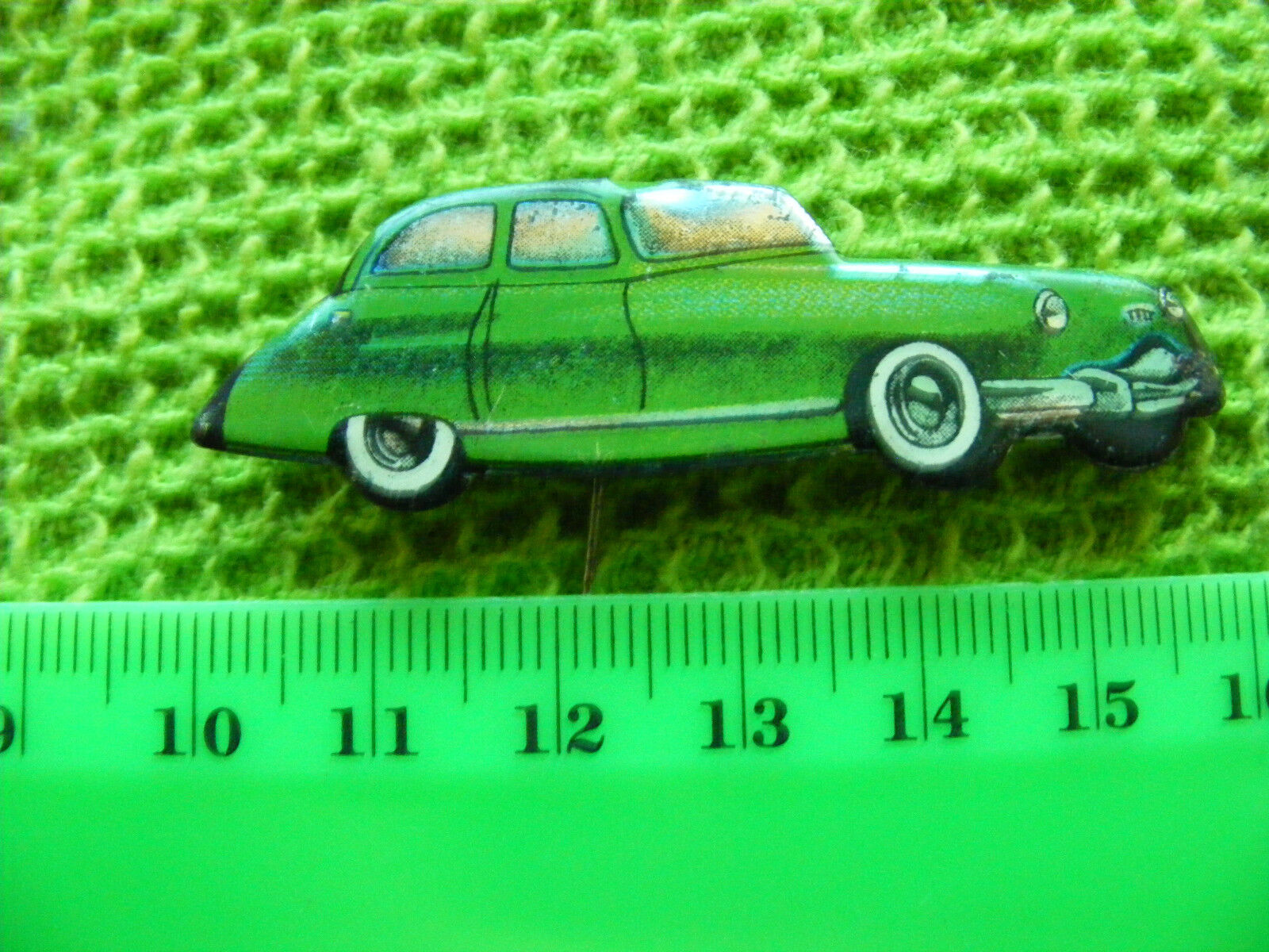 PANHARD.. ,Very Old car-shaped Pin Badge,.1950s (Green).
