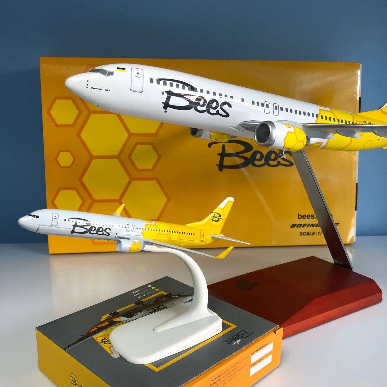 Aircraft models Bees Airlines Boeing 737-800 1:100 UR-UBA + Boeing 737-800 1:250