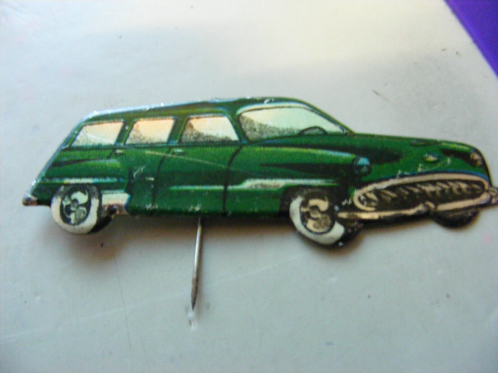   CHRYSLER Saratoga station wagon ,Very Old car-shaped Pin Badge,.1950s (Gree).