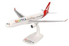 Herpa 614061 Qantas Airways Airbus A330-200 VH-EBL Desk 1/200 Model AV Airplane picture