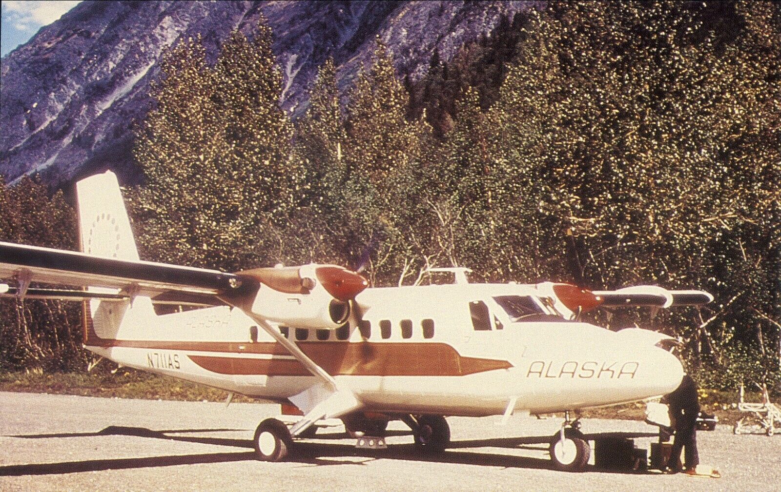 ALASKA   AIRLINES  DHC-6  TWIN OTTER  AIRPORT / AIRPLANE  / AIRCRAFT   238