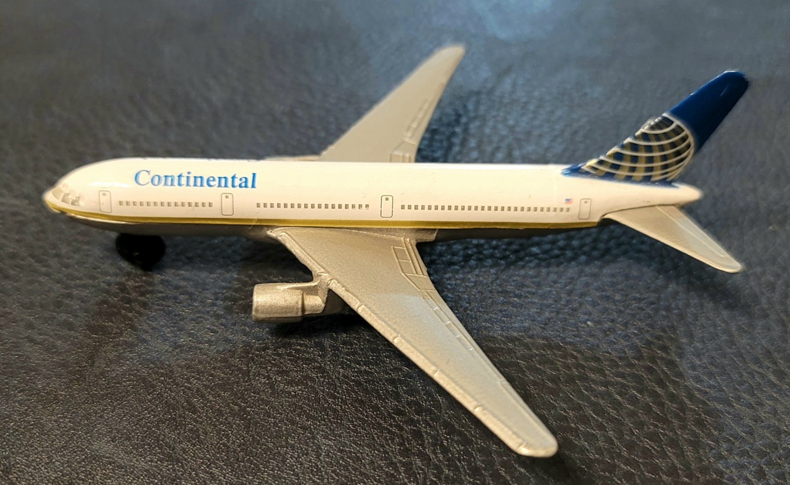Die-cast metal Matchbox Sky Busters Boeing 777-200 model Continental Airlines. Die-cast metal Matchbox Sky Busters Boeing 777-200 model Continental Airlines.