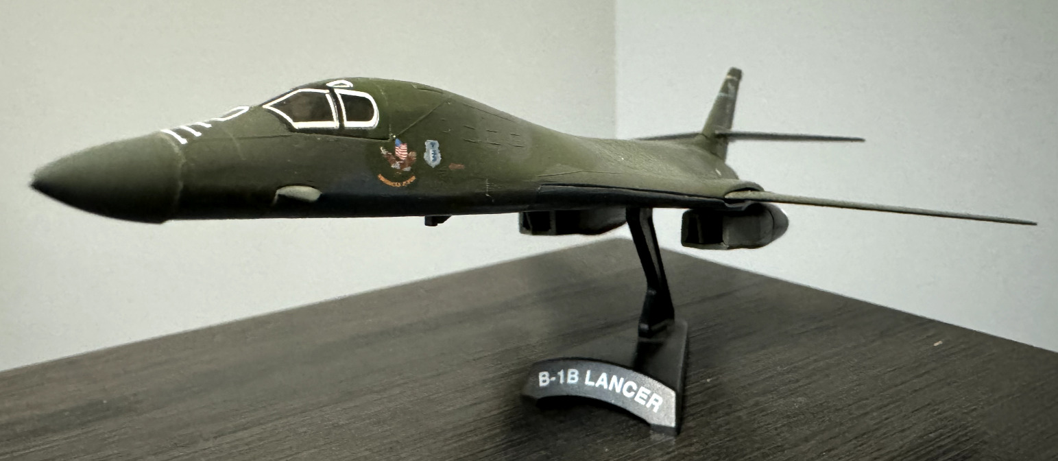 B-1B LANCER Plane Scale Model Desk Top Display Airplane Jet USAF Executive Navy