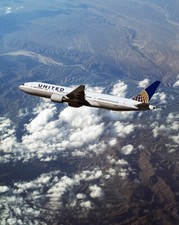 UNITED AIRLINES BOEING 777-200 IN FLIGHT 8x10 GLOSSY PHOTO PRINT picture