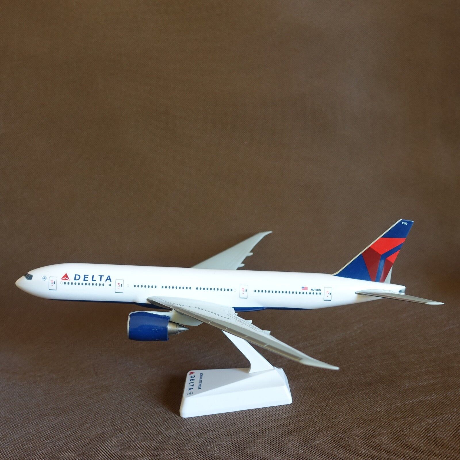 1/200 Delta Airlines Boeing B777-200LR Airplane Desktop Model