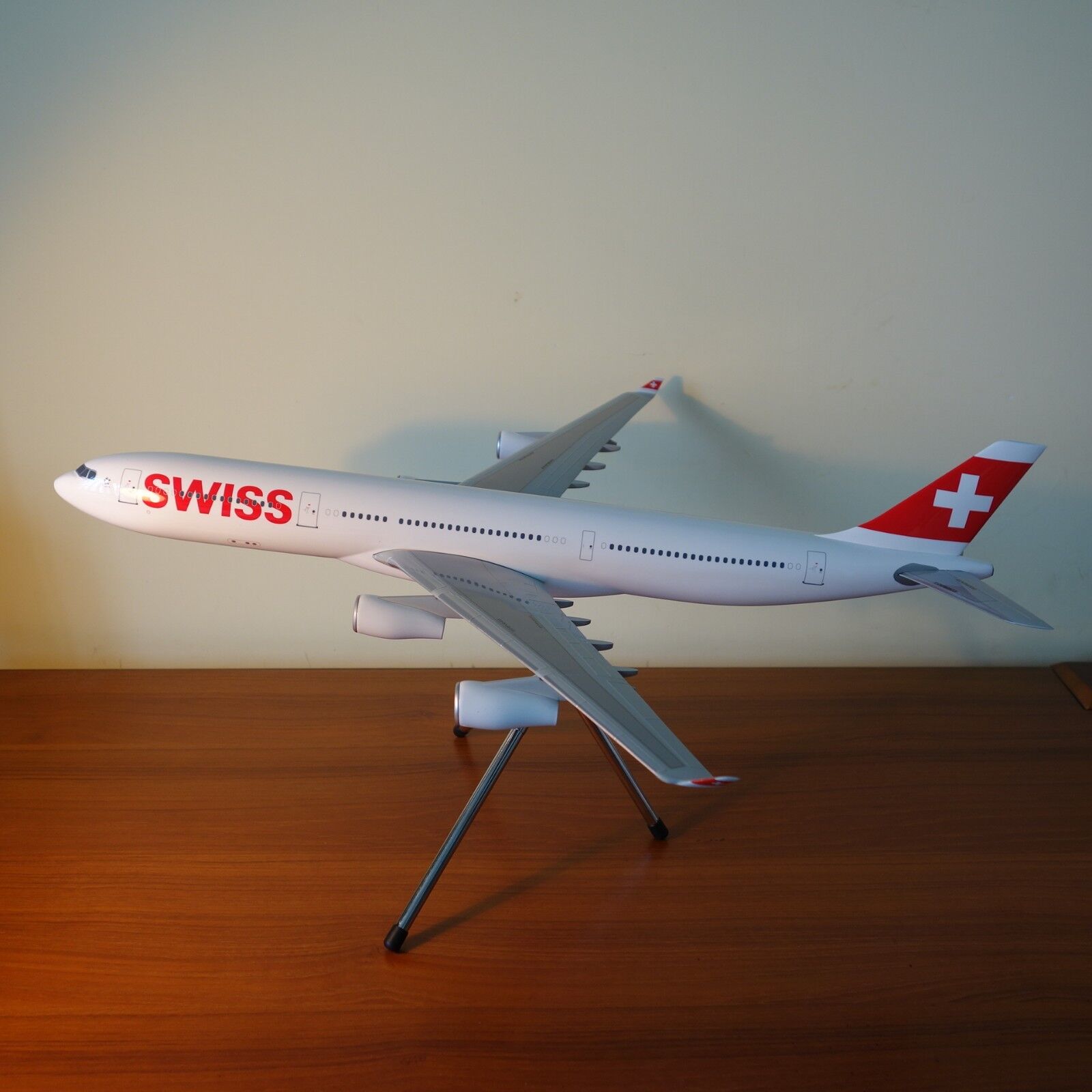 Large 1/120 Swiss Air Airbus A340-300 Airplane Model with delux stand New Color