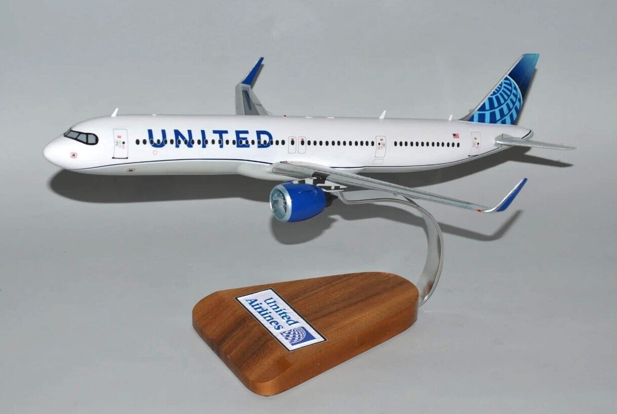 United Airlines Airbus A321-200 New Livery Desk Display Model 1/100 SC Airplane