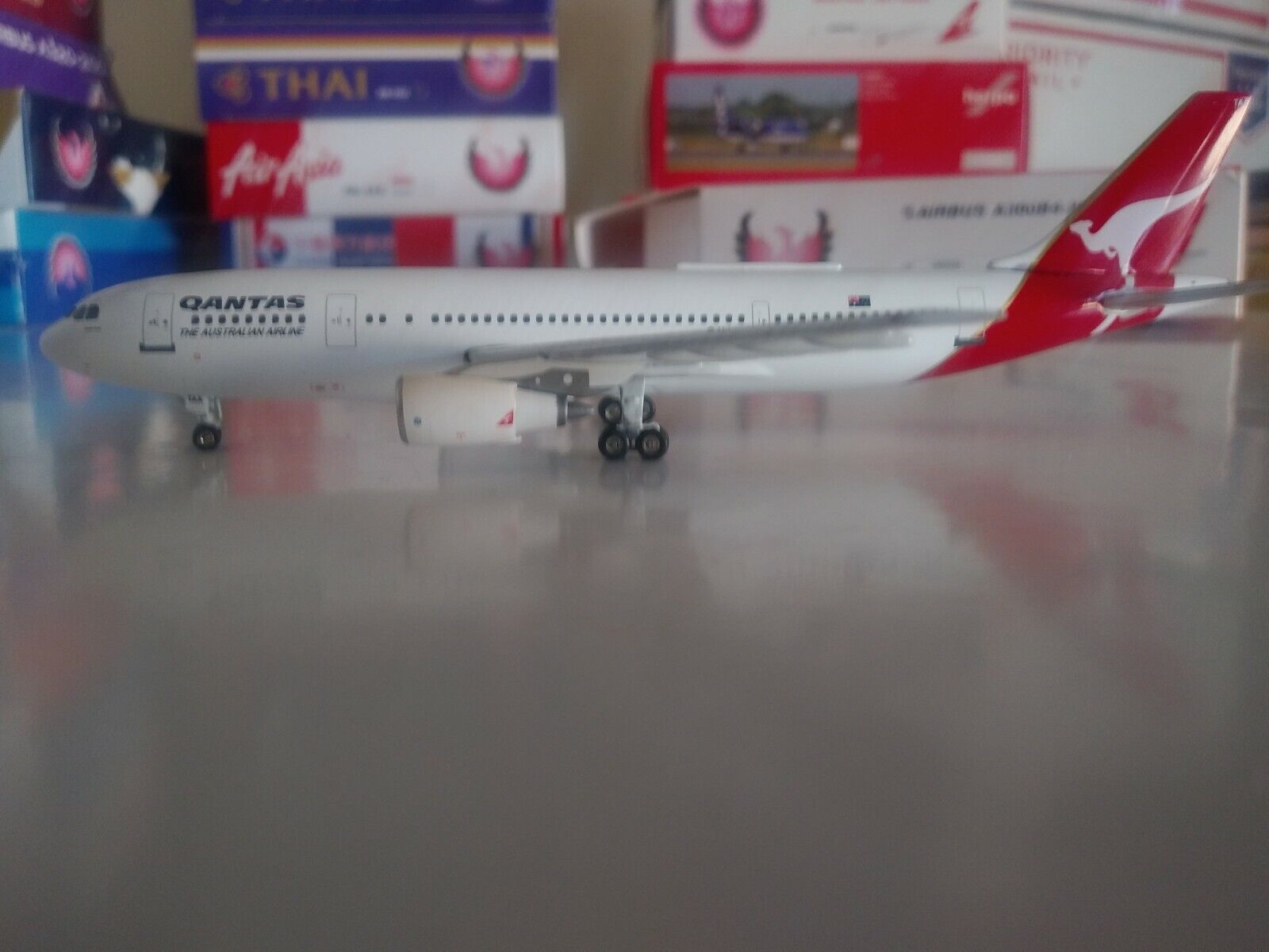 Phoenix Models Qantas Airways Airbus A300B4 1:400 VH-TAA PH4QFA550