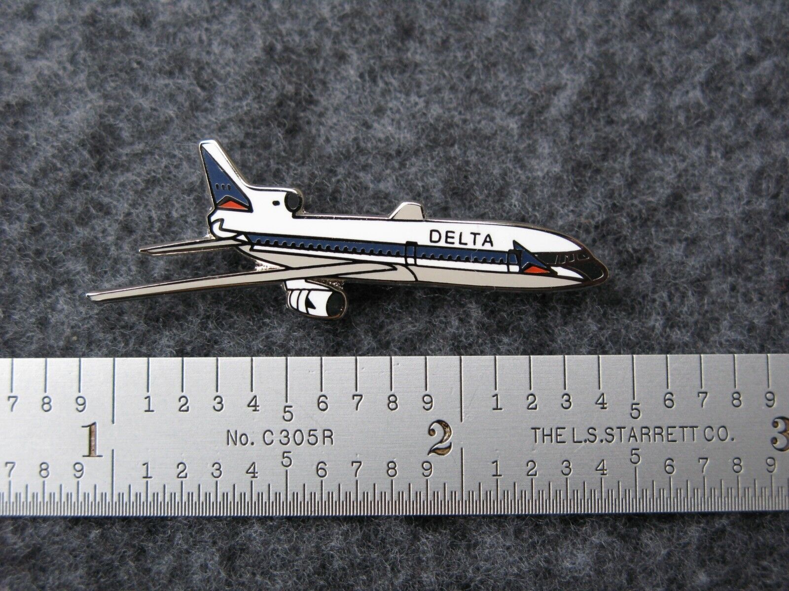 DELTA AIRLINES  / DAL  LOCKHEED L-1011  TRI STAR PIN.