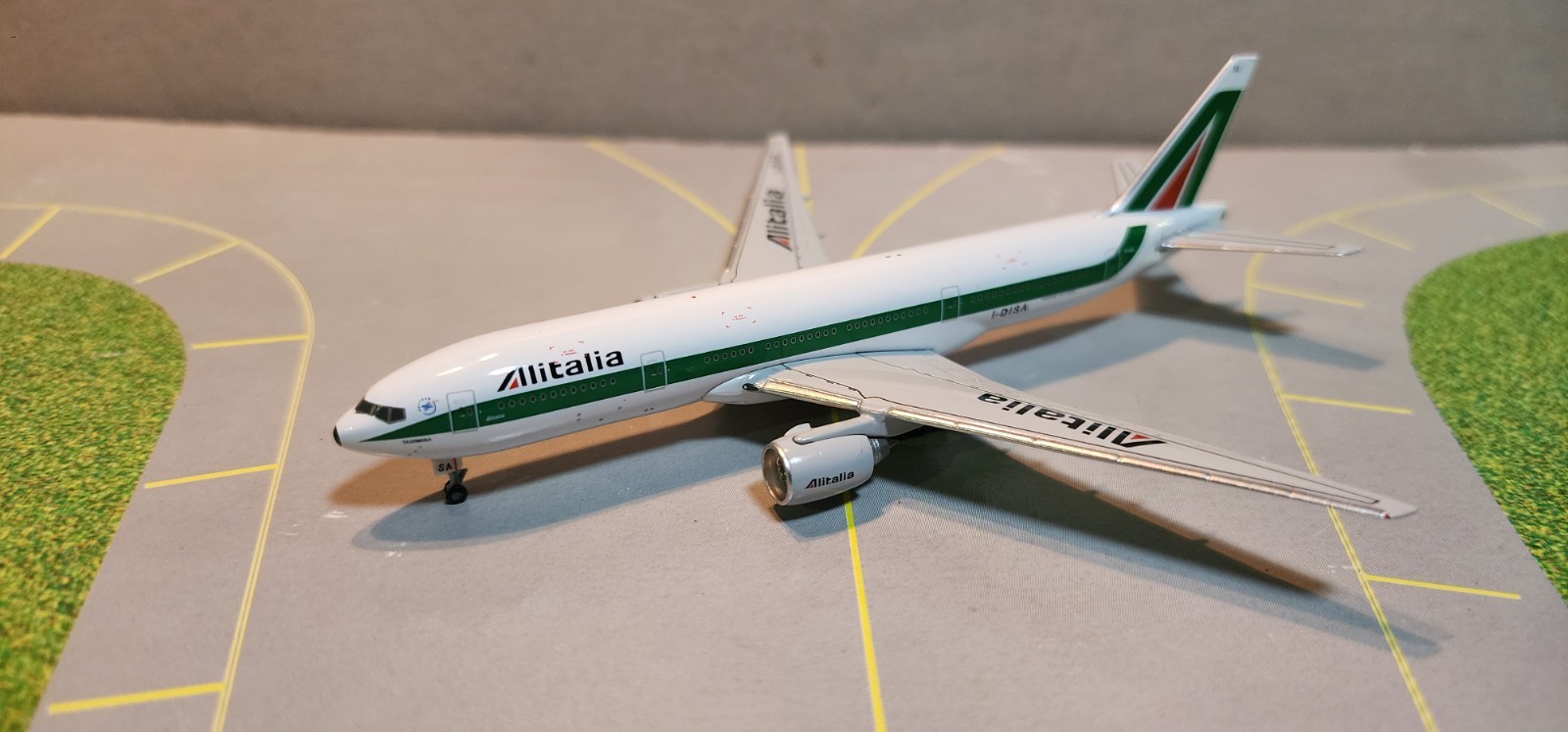 SJAZA185 ALITALIA 777-200  1:500 SCALE DIECAST METAL MODEL W/SCALE GEAR & STAND