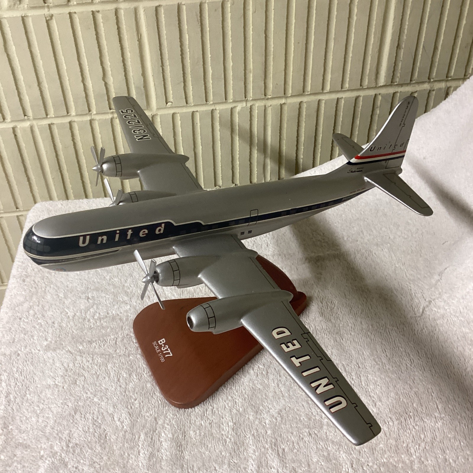 Vintage Executive Model United Airlines Boeing 377 Stratocruiser 1:100 Scale Vintage Executive Model United Airlines Boeing 377 Stratocruiser 1:100 Scale