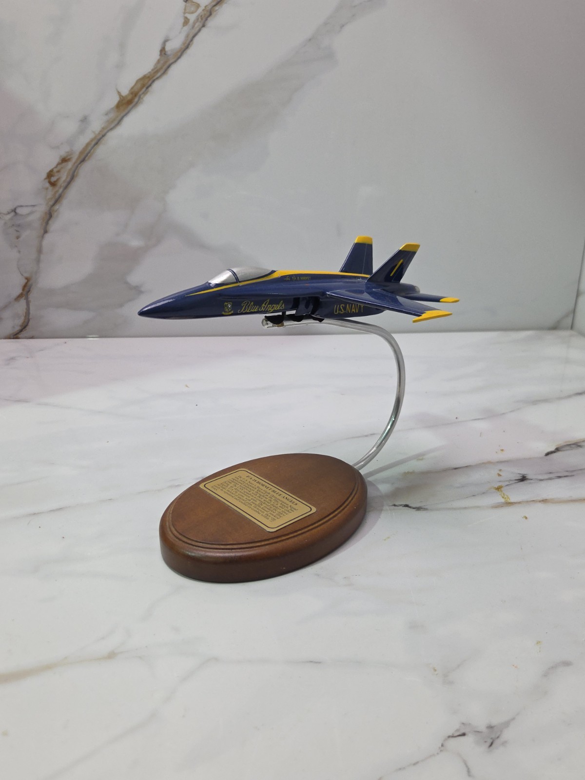 USN McDonnell Douglas F-18F Super Hornet Blue Angels Desk 1:72 Model SC Airplane USN McDonnell Douglas F-18F Super Hornet Blue Angels Desk 1:72 Model SC Airplane