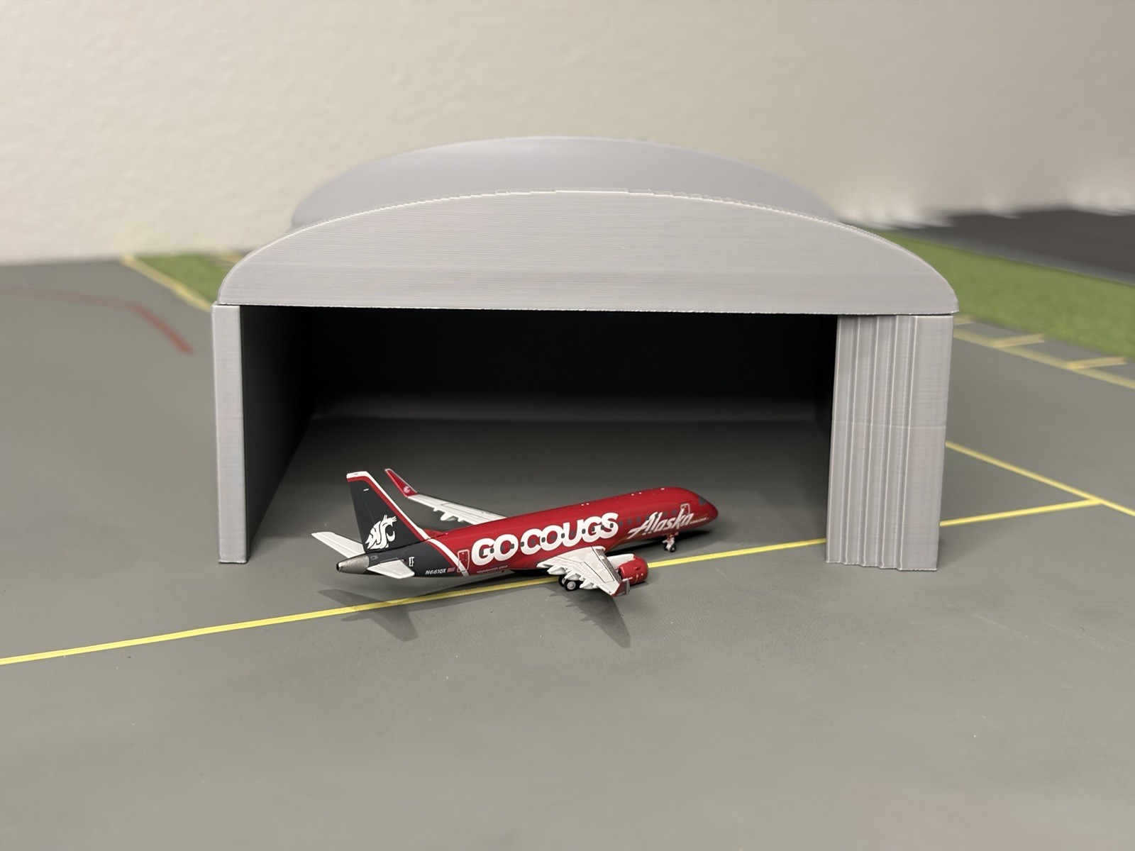 1:400 scale 2 piece Regional Airport Model Hangar Gray 1:400 scale 2 piece Regional Airport Model Hangar Gray