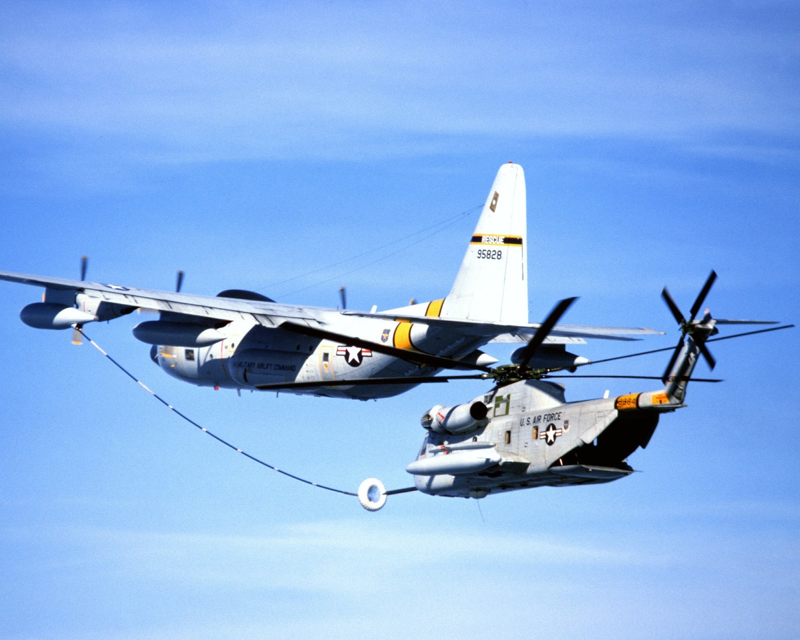 USAF HC-130P HERCULES AIRCRAFT REFUELS SIKORSKY HELICOPTER - 8X10 PHOTO (FB-305)