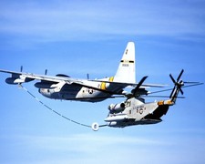 USAF HC-130P HERCULES AIRCRAFT REFUELS SIKORSKY HELICOPTER - 8X10 PHOTO (FB-305) picture