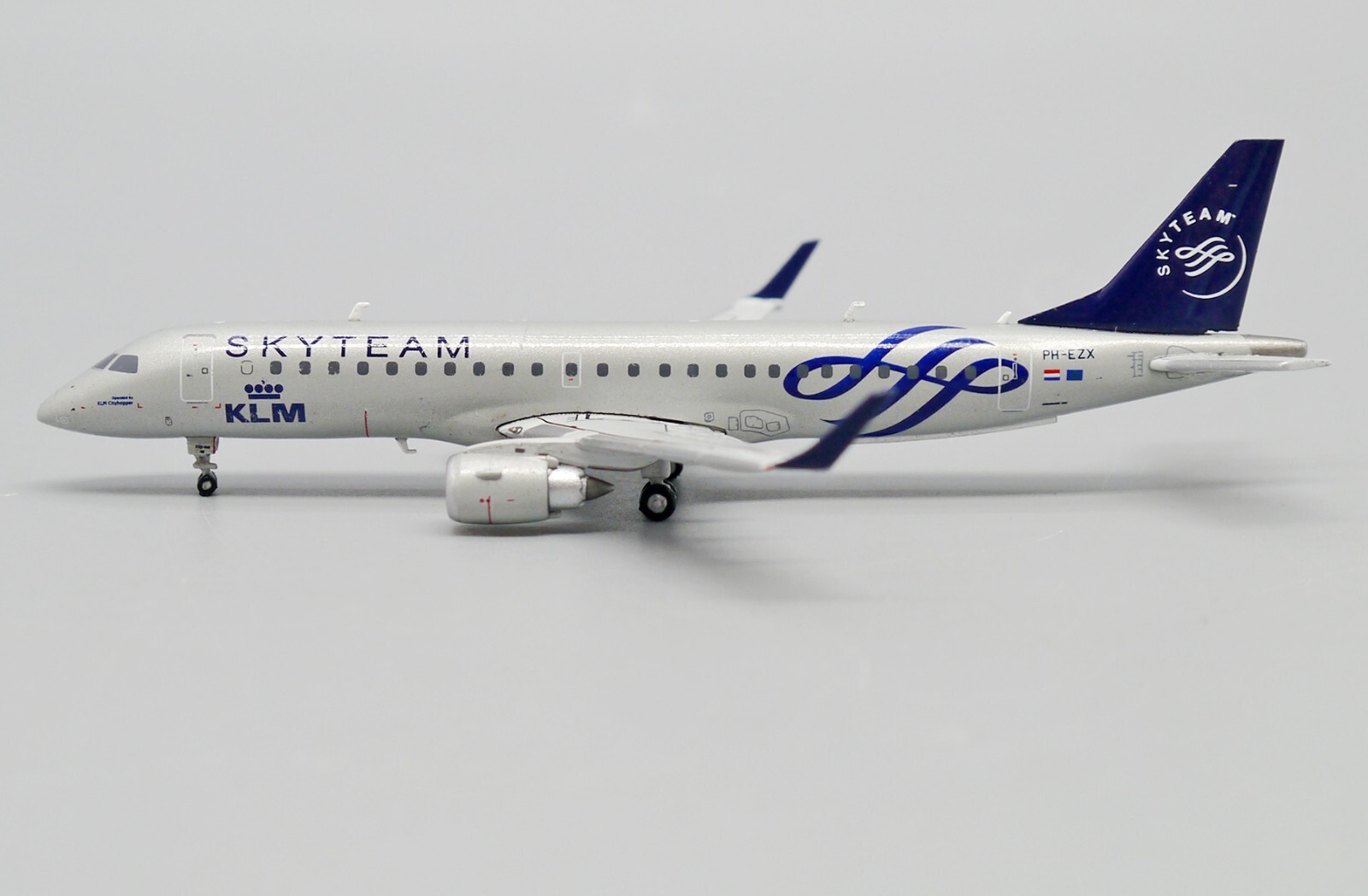 KLM EMBRAER ERJ 190 Reg: PH-EZX 