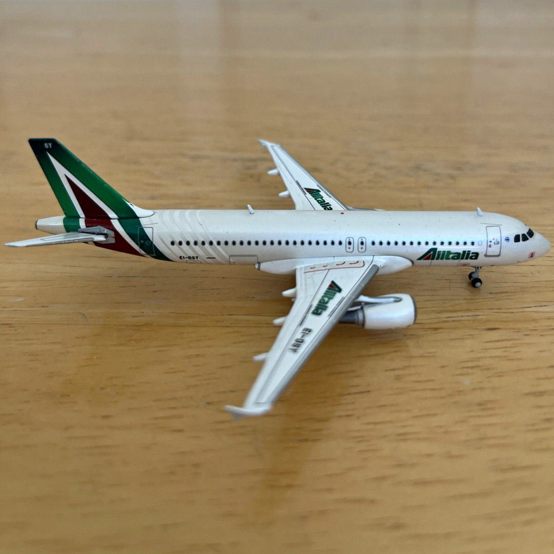 GeminiJets Alitalia Airbus A320 1:400 Scale Diecast Model Aircraft GeminiJets Alitalia Airbus A320 1:400 Scale Diecast Model Aircraft