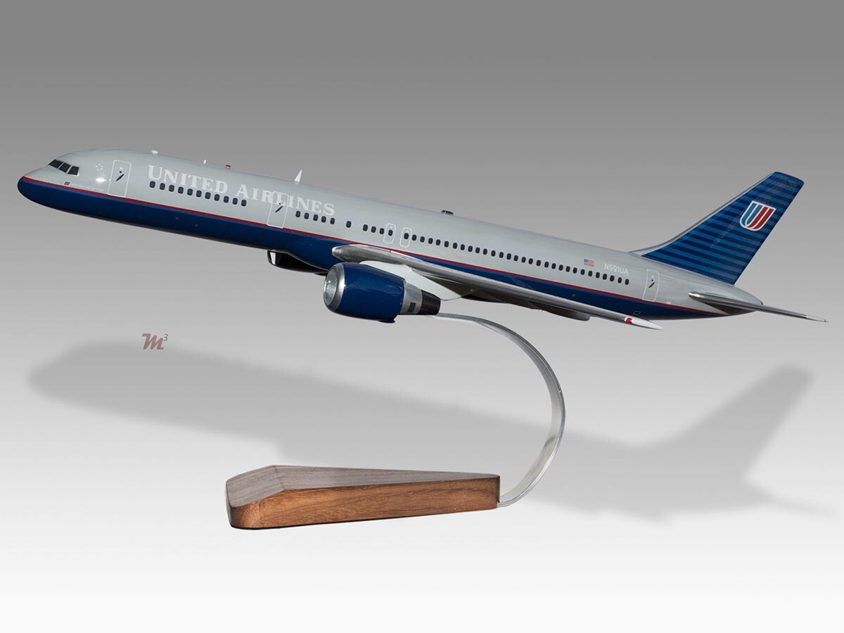 Boeing 757-200 United Airlines Ver.2 Desk Wood Airplane Model Small Scale 1/130