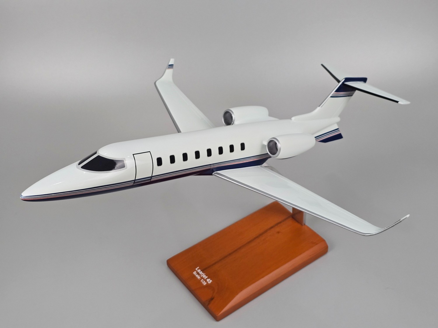 Learjet 45 Gates Bombardier business executive jet airplane model 1/35