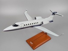 Learjet 45 Gates Bombardier business executive jet airplane model 1/35 picture