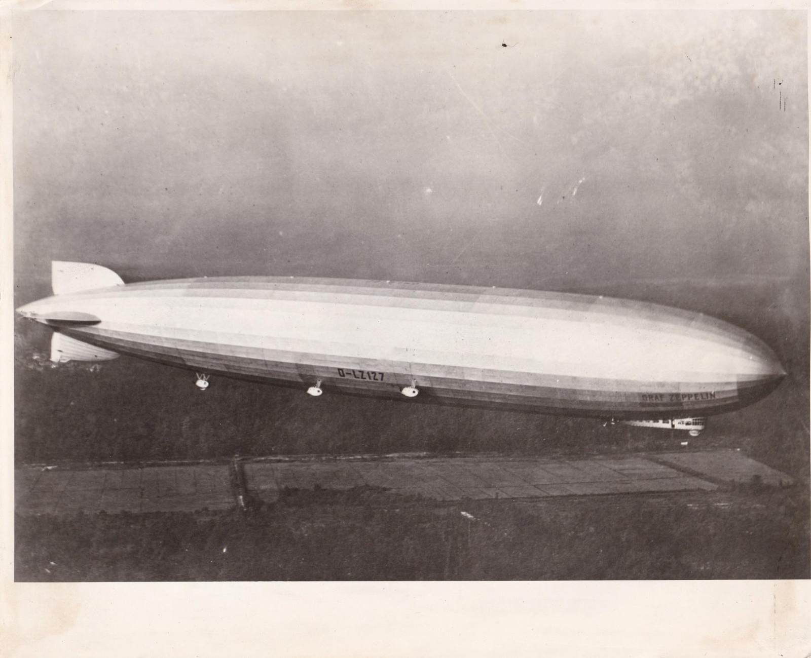 B&W 8x10ish PR Photograph for Aeroplane Photo Supply No. 947 Blimp (PAM25) B&W 8x10ish PR Photograph for Aeroplane Photo Supply No. 947 Blimp (PAM25)