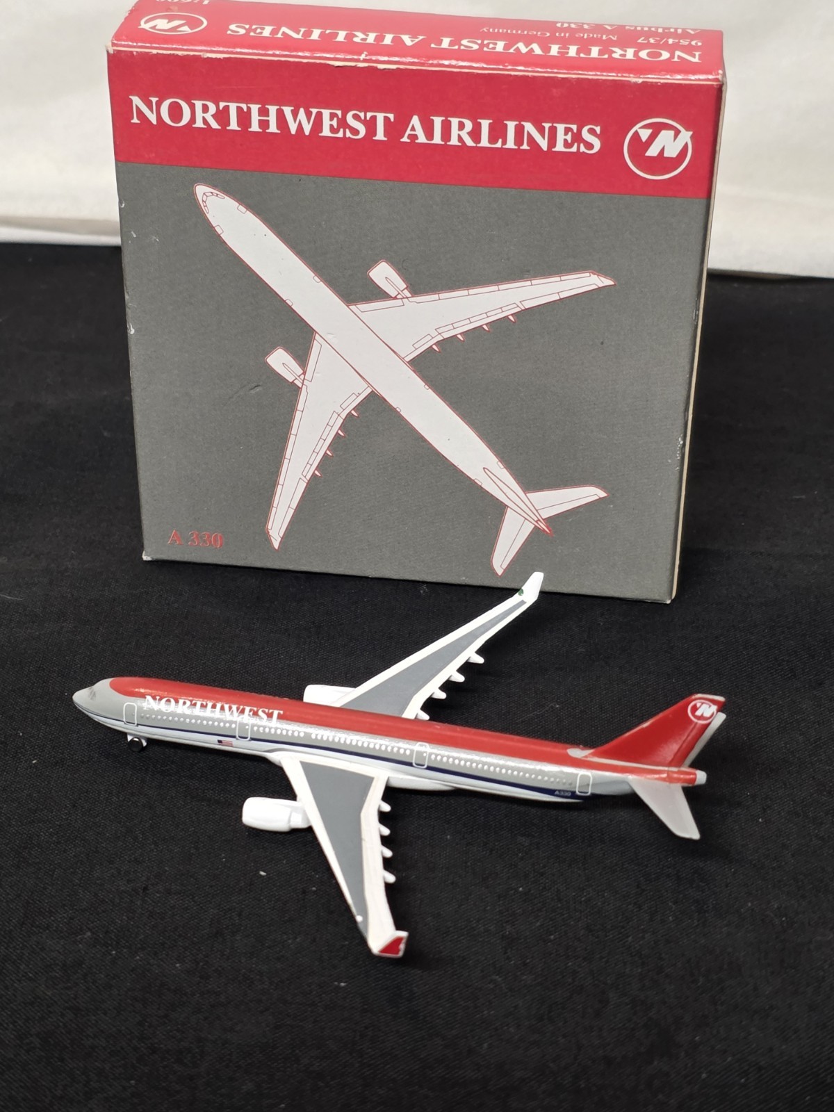 Airbus A330 Northwest Airlines Die-cast 1:600 Airbus A330 Northwest Airlines Die-cast 1:600
