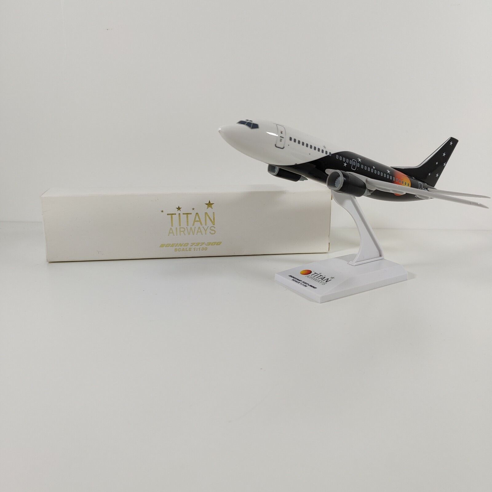 Titan Airways Boeing 737-300 Aircraft 1:130 Scale model RARE boxed.