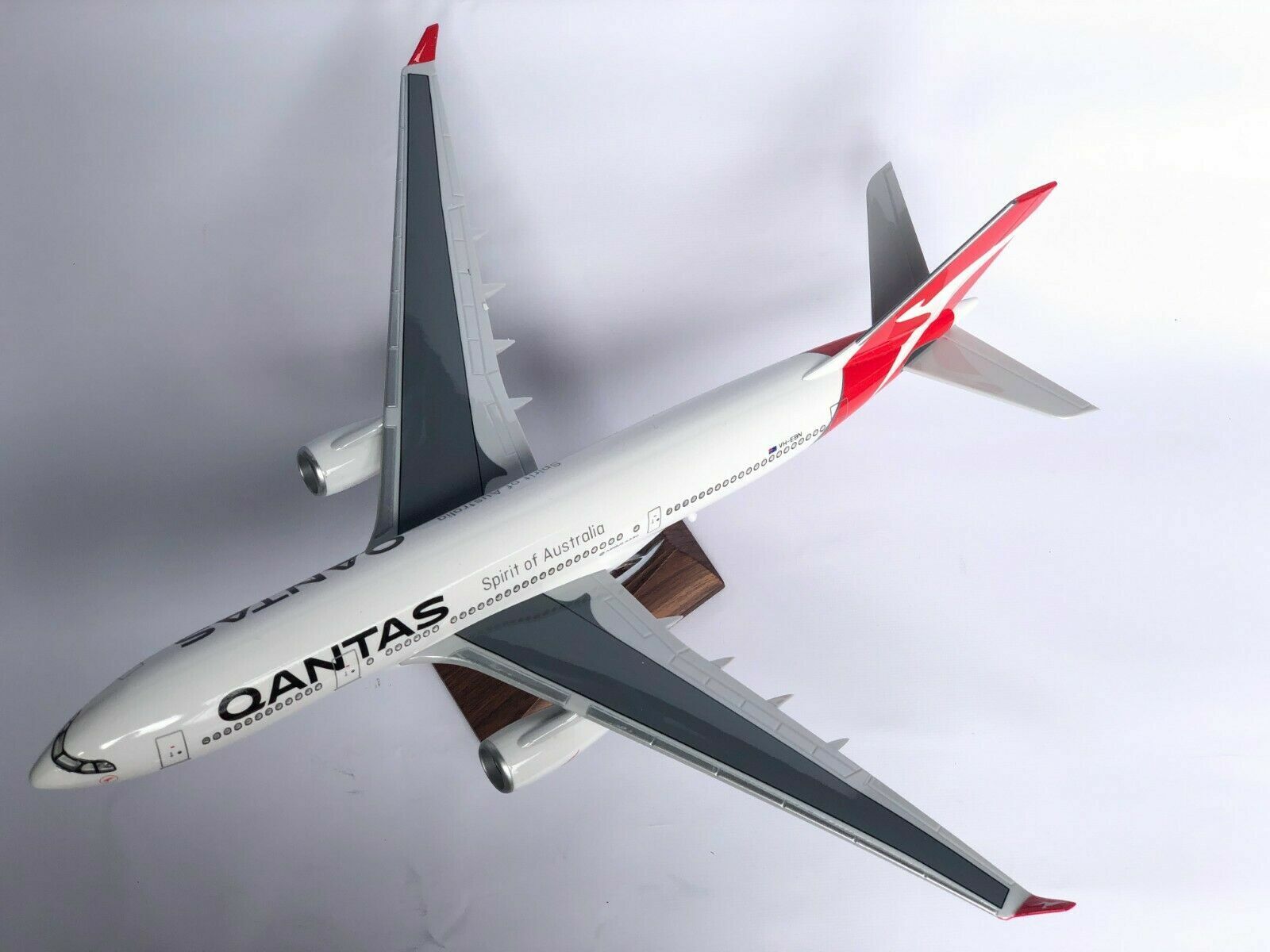 Qantas Large Plane Model Boeing  A330 LED CABIN LIGHTS   1:160 Airplane  45Cm