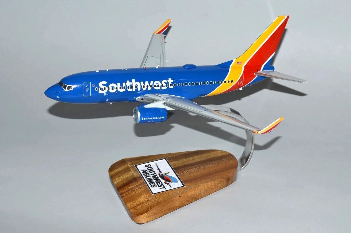 Southwest Airlines Boeing 737-700 Desk Top Display Jet Model 1/100 SC Airplane