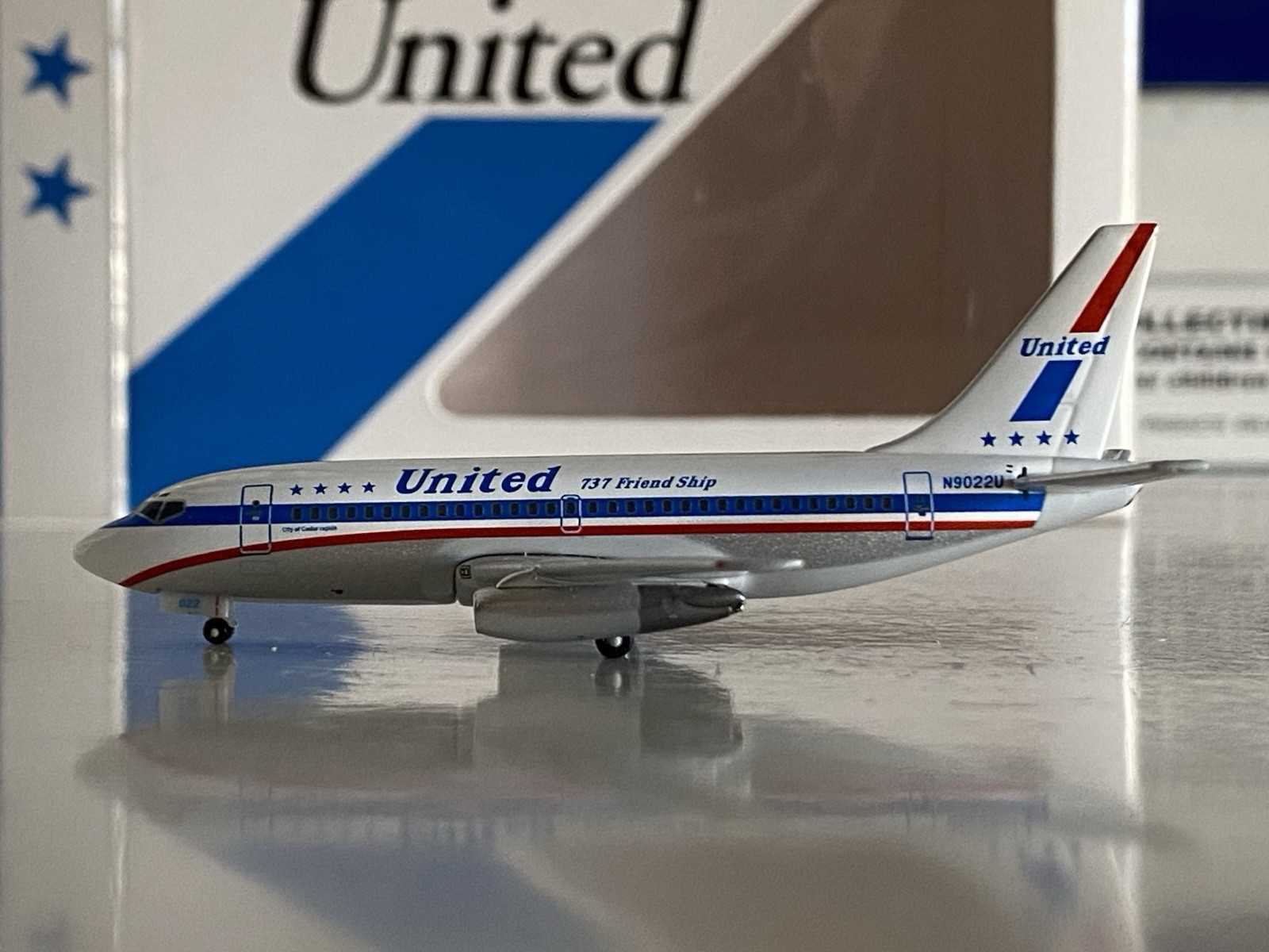 SMAC Seattle Model Aircraft Company United Airlines Boeing 737-200 1:400 N9022U