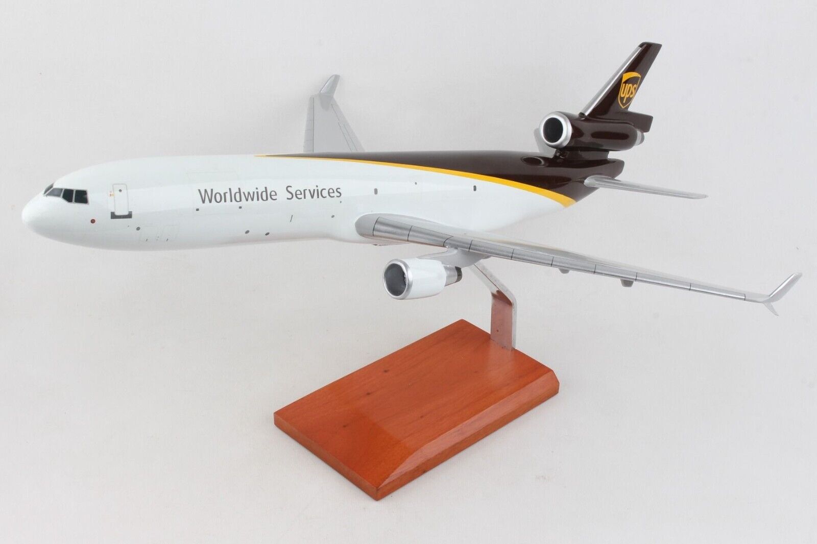 UPS Worldwide Services McDonnell Douglas MD-11F Desk Top 1/100 Model SC Airplane